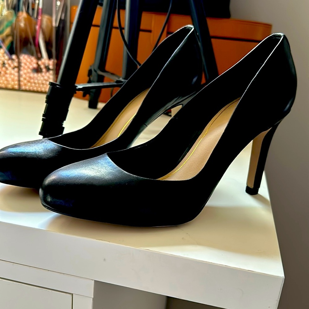 Round Toe Black Pumps - image 1